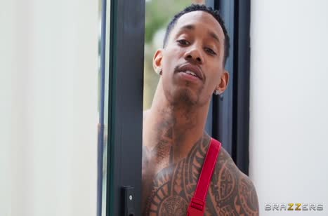 Сочная милфа трахается с негром в анал в ванной #2