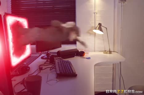 Чел мощно жарит брюнетку в зад большим членом