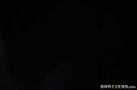На Новый год Дед мороз жестко отымел Jillian Janson в задницу #1