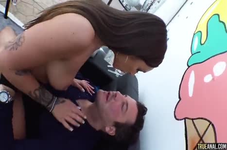 April Olsen показала большую жопу и получила хер в анус #6