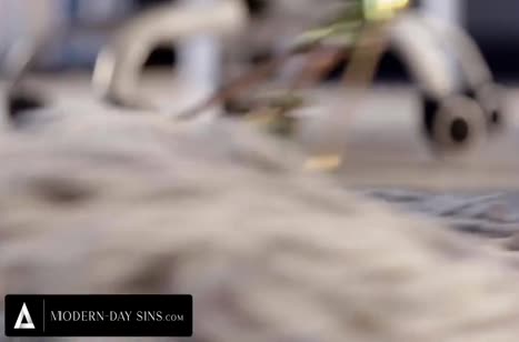 Секси уборщица Kenna James соблазнила мужика на рабочем месте