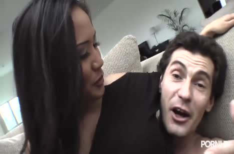 Азартная давалка наслаждается большим членом самца