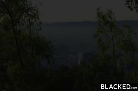 Секси милфа умеет отвлечь чернокожего мужа от работы