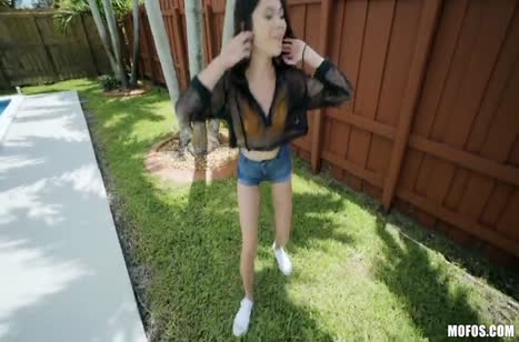 Лысый прет милашку Vina Sky большим членом прямо у бассейна #1