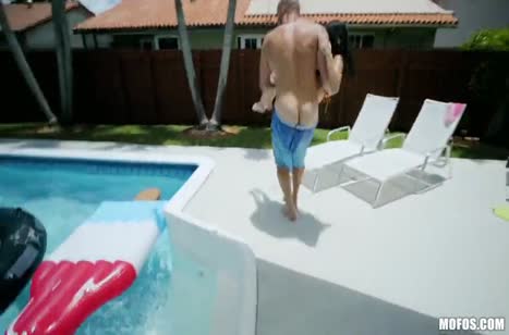 Лысый прет милашку Vina Sky большим членом прямо у бассейна #2