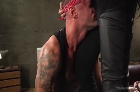 Транс Jessica Fox замутила разврат с покорным мужиком #2