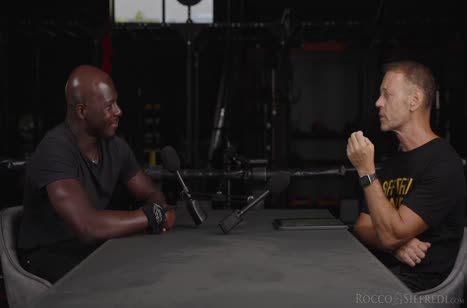 Девочка в секс костюме жестко шпилится с черным в анус