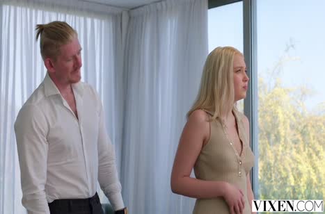 Жопастая блондинка сверкнула прелестями на собеседовании