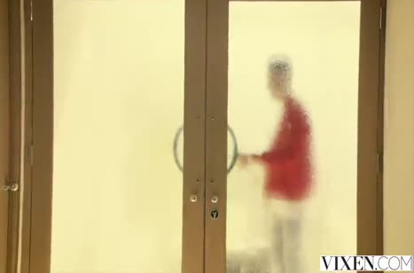 Две сексуальные блондиночки обожают анальное групповое порно