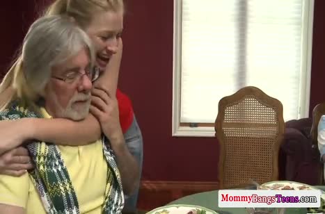 После семейного ужина телки переключились на молодого пацанчика #2