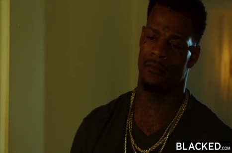 Негр с трудом посадил на большой член Athena Palomino