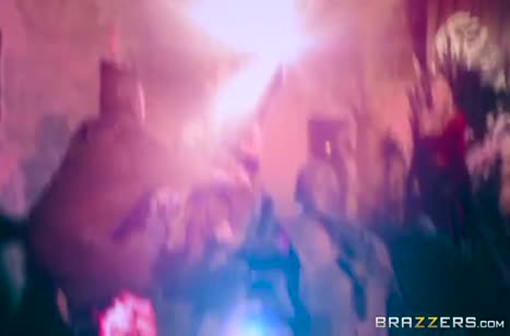 Шлюшковатая блонда не побрезгала грязной групповухой