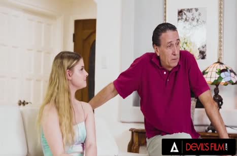 Взрослый мужик научил блондиночку премудростям секса