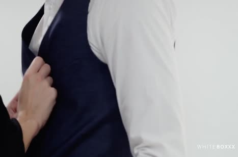 Красивая любовница эффектно прыгает на члене и стонет от наслаждения