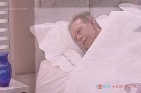 Блондиночка в бикини попыталась разбудить паренька