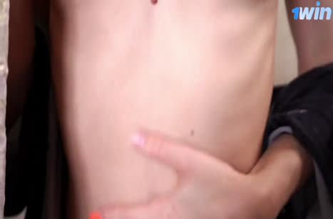 Мачеха застукала пасынка за дрочкой и решила ему помочь