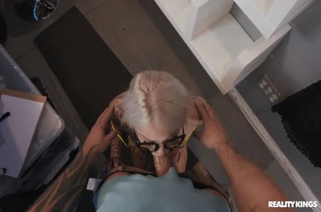 Продавец в магазине выложилась для покупателя на все сто