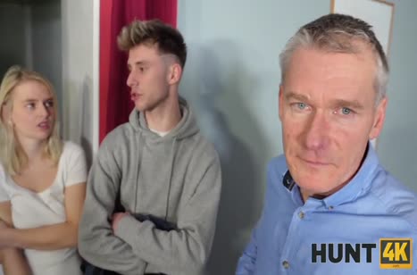 Молодая блондинка вынуждена трахаться, чтобы погасить долги