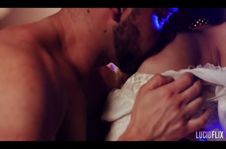 Tru Kait жестко извивается на члене самца