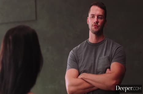 Красивая бабенка начала раздеваться сразу на парковке