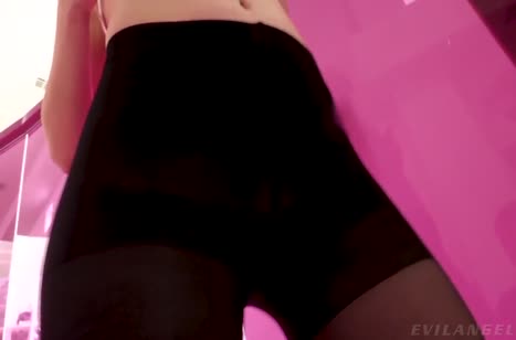 Красивую блонду в колготках отодрали после вибратора