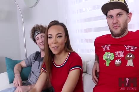 Девочки с накаченными попами устроили совместную оргию