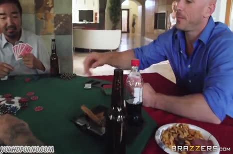 Жена вывалила большие дойки перед лысым мужем