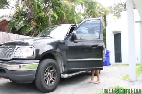 Девушка сбила соседа и решила загладить свою вину