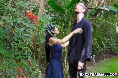 Веселая азиатка Ember Snow опробовала большой кукан