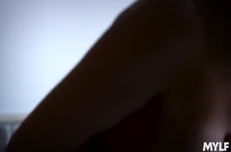 Возбужденная мачеха уже готова к траху даже с пасынком