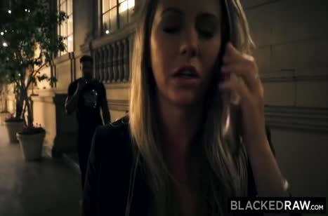 Стервозную блондинку негр усмирил своим гигантом