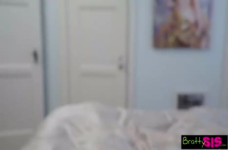 Завалил похотливую телку в постель и жестко ее отдрючил