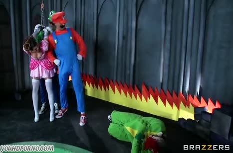 Братья Марио трахнули принцессу с большими сиськами