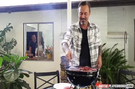 Пока муж во дворе возится с барбекю его жена шпилится с другим