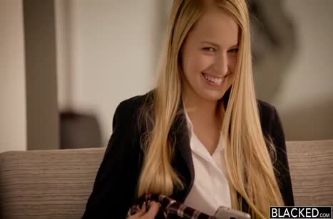 Молодая блонда в экстазе от огромной черной сардельки #1