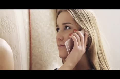 Радостная девушка приглашает друга с большим прибором