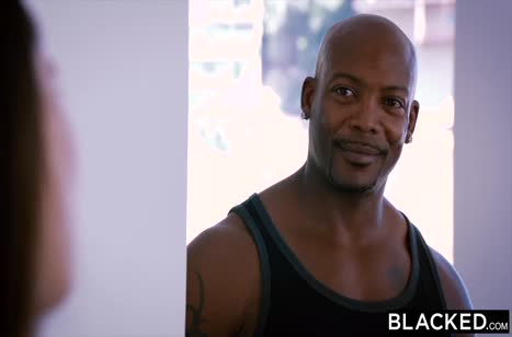 Брюнеточка Lana Rhoades легла под большой черный пенис