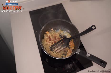 Жена решила приготовить завтрак в эротичном наряде