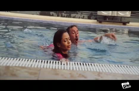 После бассейна возбужденная негритянка готова к траху