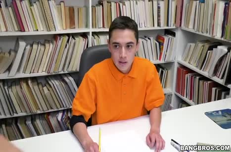 Сиськастая Ariella Ferrera соблазнила студента в библиотеке