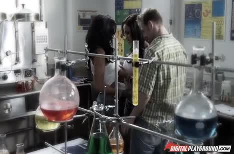 Девушки устроили пошлую групповуху в кабинете химии