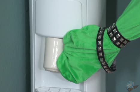 Марио вышел на новый уровень и теперь приходует врагов своим членом