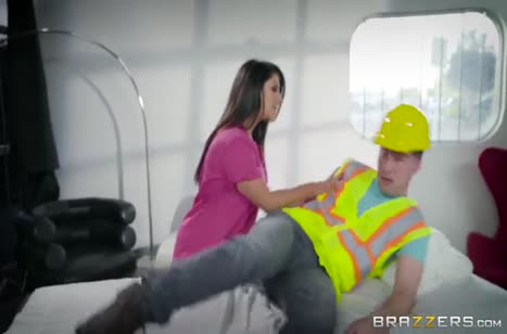 Строитель с удовольствием отодрал в зад шикарную бабенку