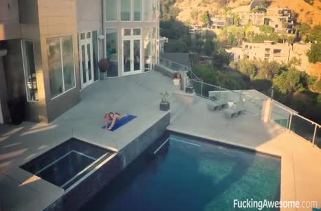 После тренировки блондинка ждет своего ухажера