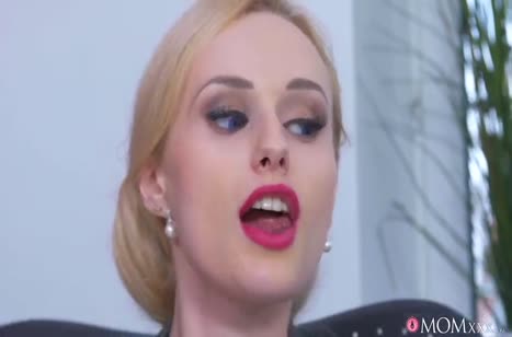 Слюнтяй умудрился раскрутить на секс гламурную Angel Wicky