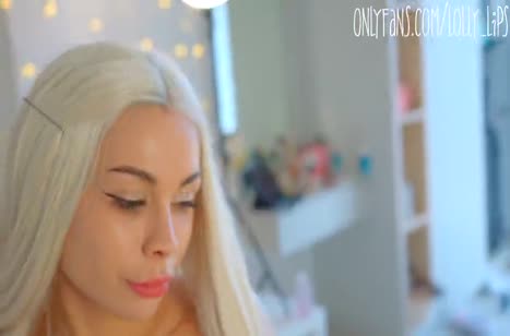 Lolly Lips на этот раз в роли блондинки отрывается на члене