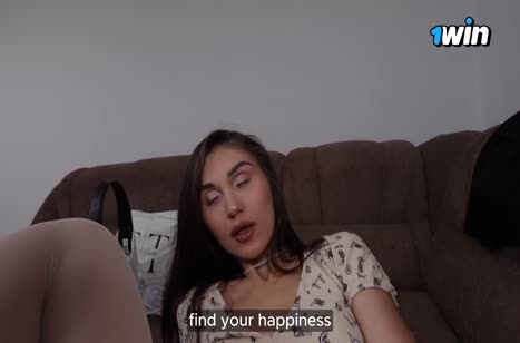 Русская брюнетка снимает зрелищное домашнее порево