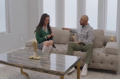 Скромная Alison Rey показала лысому себя в постели