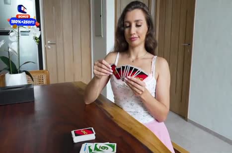Брюнетка проиграла парню в карты свою киску