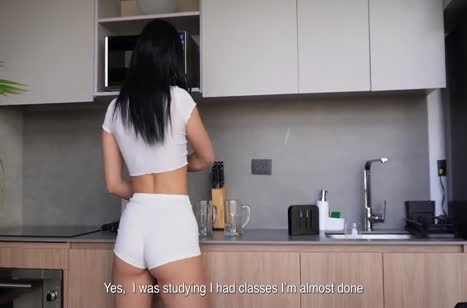 Симпотная фитоняшка не носит белье под топиком